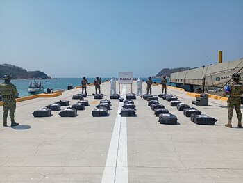Solo en mayo, la Armada registró seis aseguramientos consecutivos en el Océano Pacífico y desmanteló ocho laboratorios clandestinos en tierra, con un saldo de cerca de tres toneladas de cocaína. Crédito: Marina
