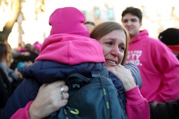 Personas reaccionan durante una manifestación en apoyo de la muerte asistida fuera del parlamento británico, en Londres (REUTERS/Mina Kim)