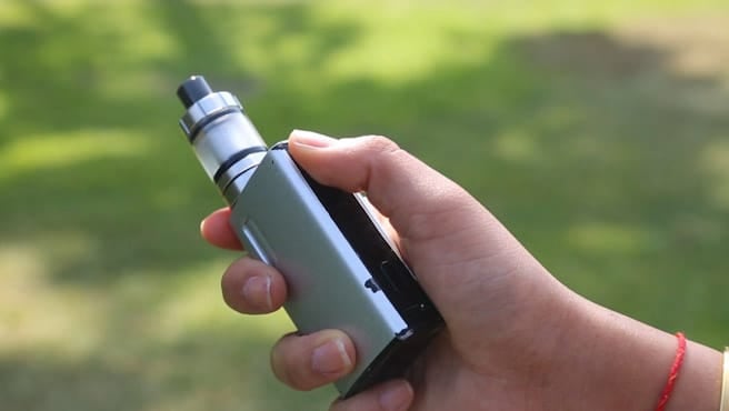 La especialista advierte que el vapeo ocasiona la neumonía conocida como