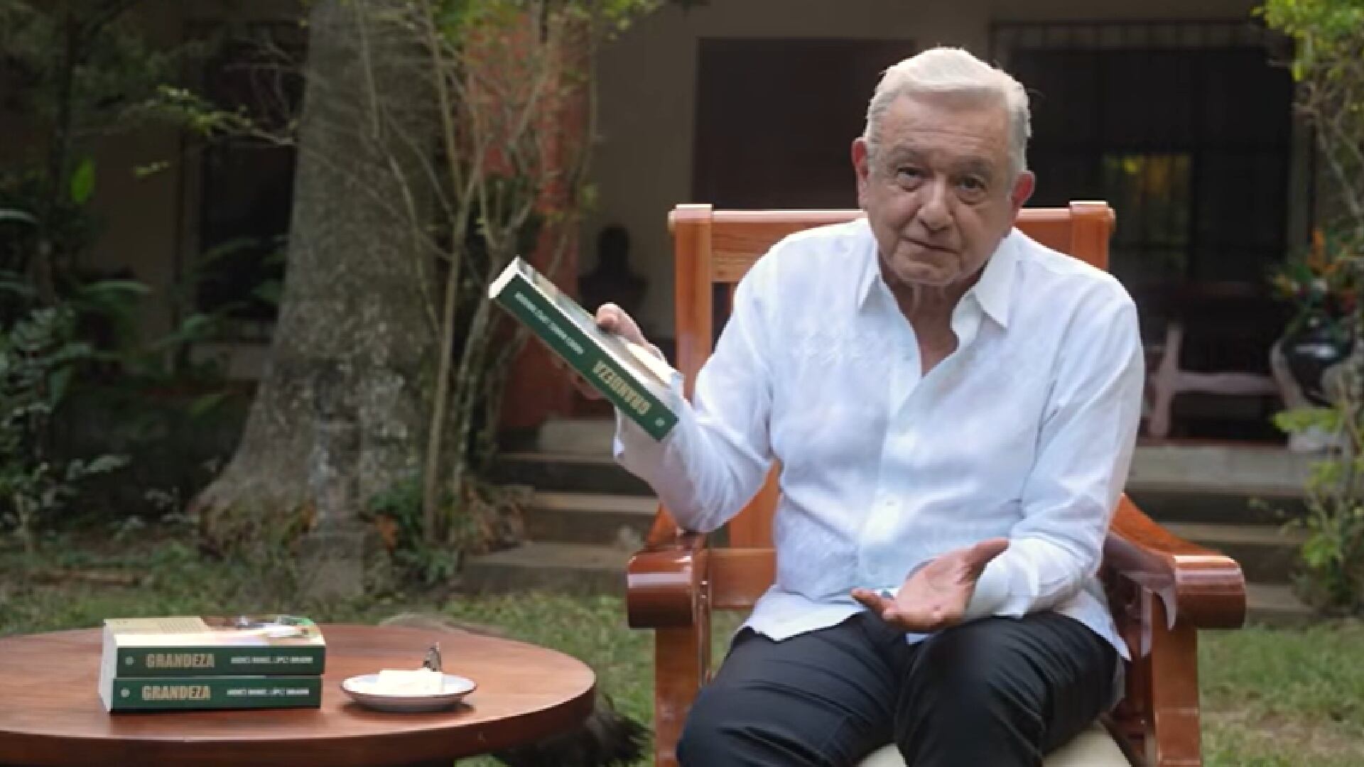 Reapareció AMLO, explicó por qué dejó la política, detalló cómo vive su retiro en “La Chingada” y presentó su libro “Grandeza”