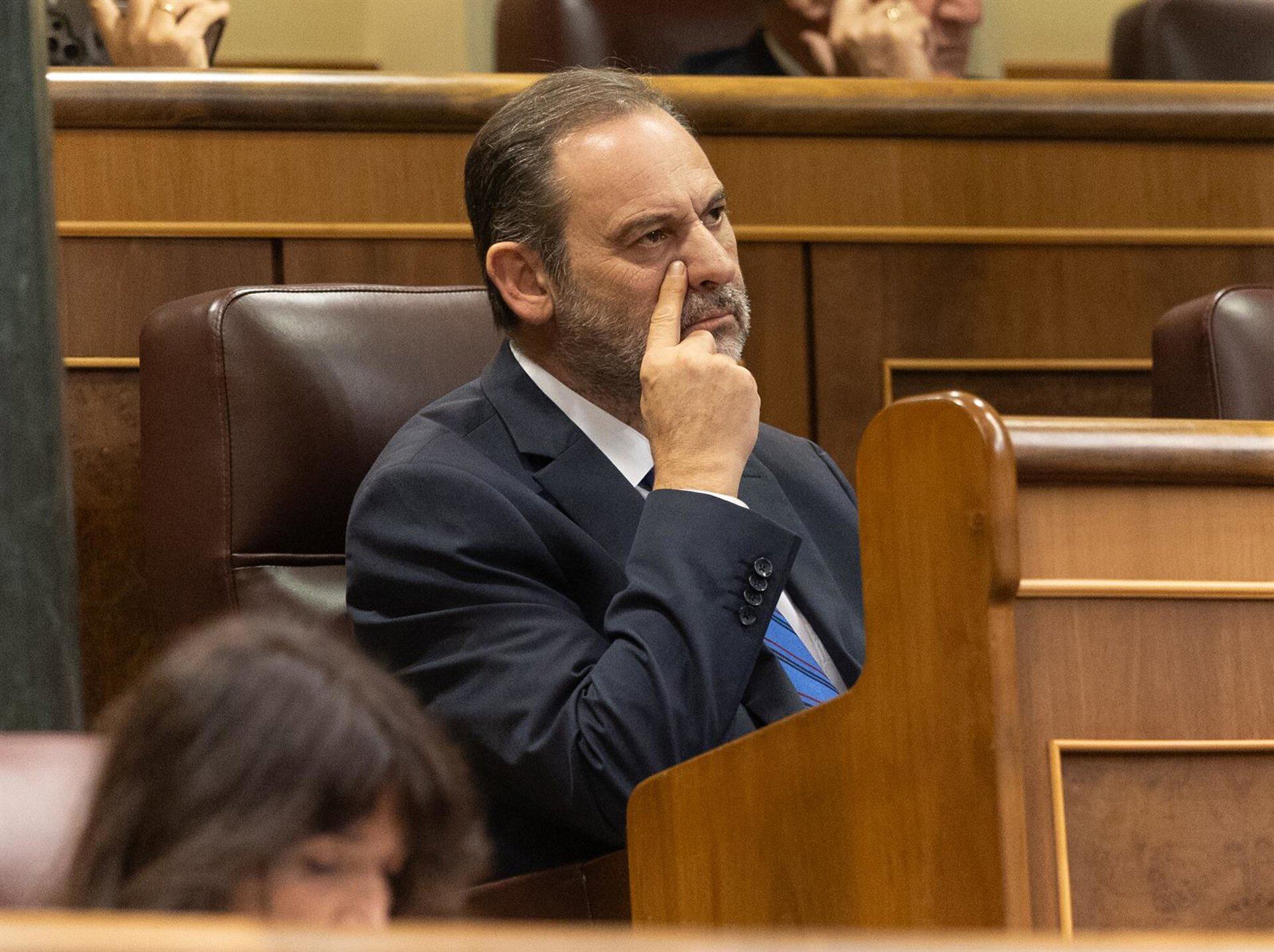 El PP sospecha que Ábalos da un «toque de atención» a Óscar Puente al preguntarle por amaños en el Puerto de Valencia