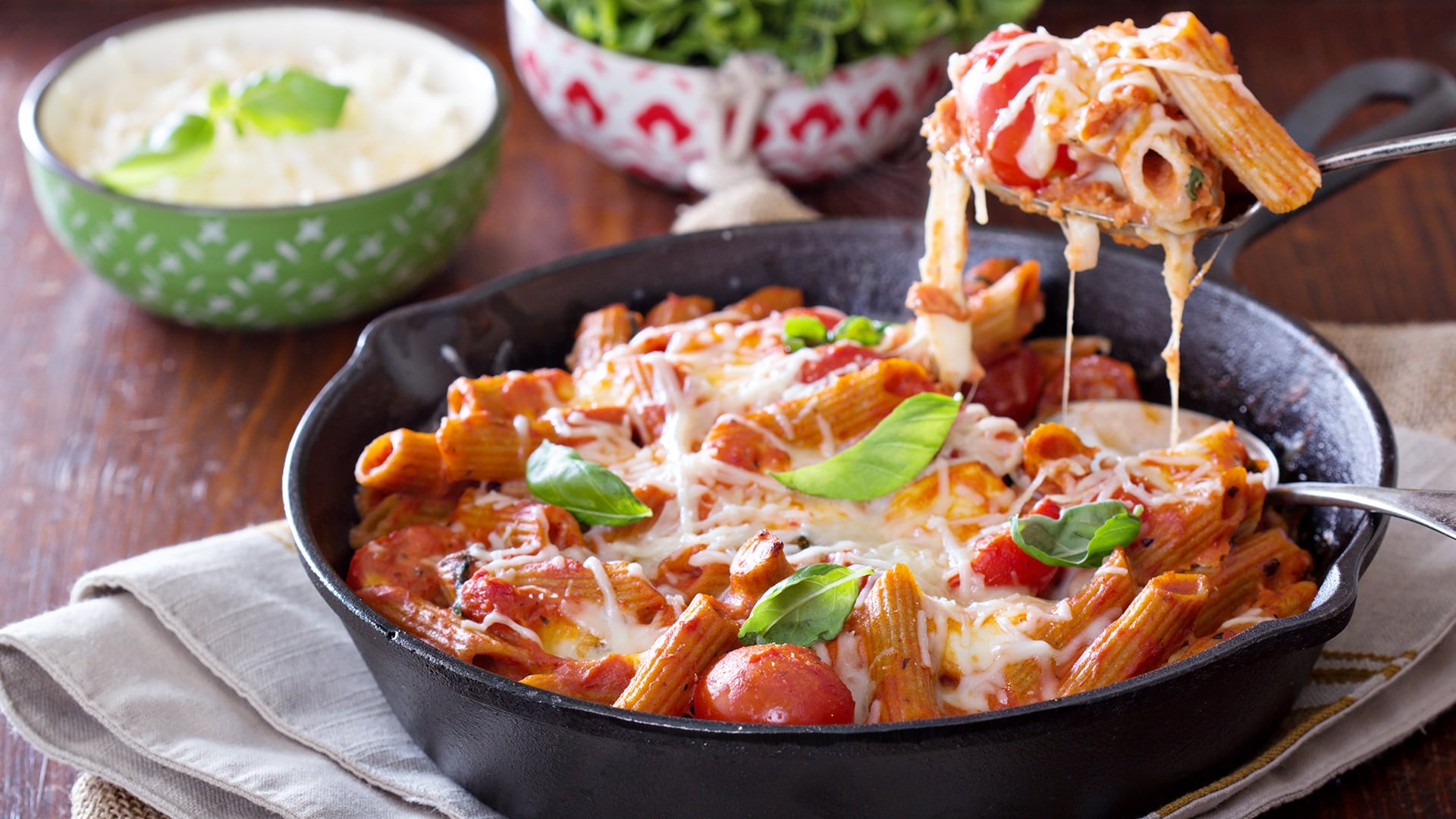 El ziti al horno es la receta italiana favorita de De Niro, que disfruta por su sabor simple y tradicional (Freepik)