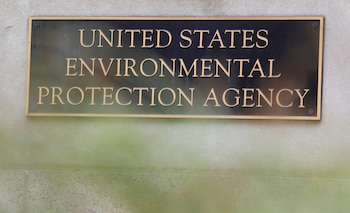 La regulación de las emisiones de las plantas de energía en Estados Unidos tiene una historia marcada por disputas legales, cambios de administración y decisiones judiciales que alteraron su rumbo en repetidas ocasiones (REUTERS/Andrew Kelly/File Photo)