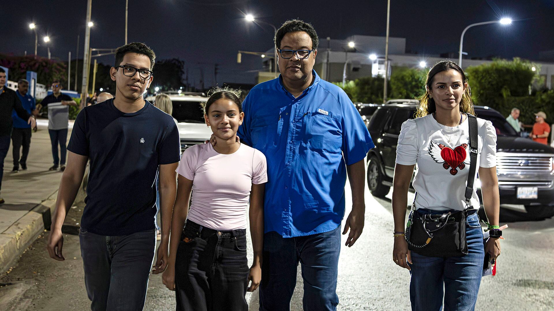 Rafael Ramírez camina en las afueras del Palacio de Justicia de Maracaibo junto a sus seres queridos (EFE/Henry Chirinos)
