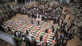 Gaza oficia un funeral masivo para despedir a 112 víctimas de ataques israelíes tres años después