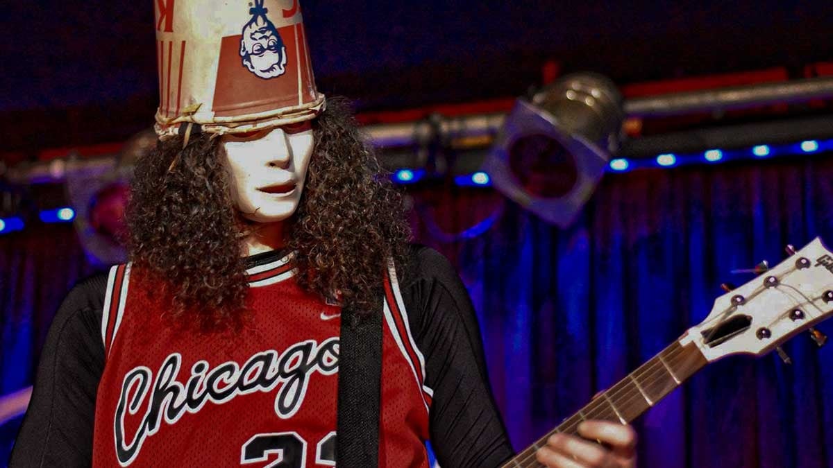 Buckethead es reconocido por su imprevisibilidad en escena, alternando solos frenéticos, ambientes delicados y experimentación sonora (Facebook. Foto: Aaron Verity)