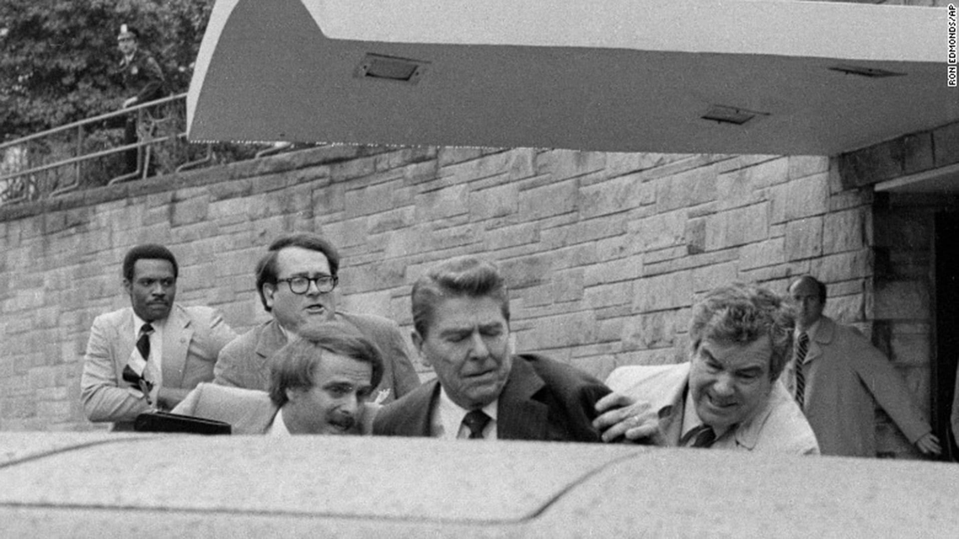 El intento de asesinato de Ronald Reagan en 1981 alteró para siempre los protocolos de seguridad presidencial en Estados Unidos (AP)