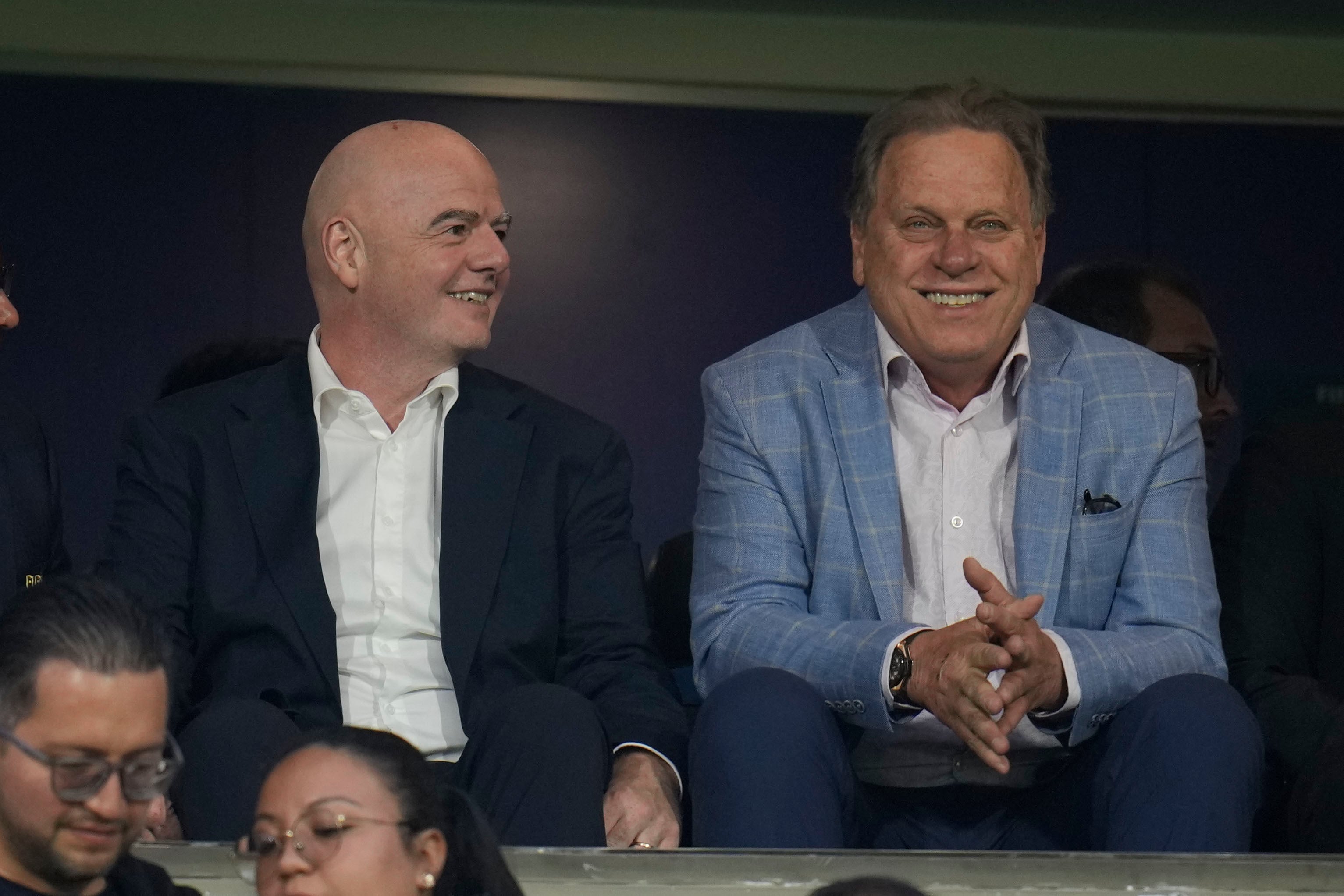 El presidente de la FIFA, Gianni Infantino y el presidente de la Federación Colombiana, Ramón Jesurún, observan la final mundialista sub20 de mujeres, en Bogotá - crédito Fernando Vergara/AP Foto