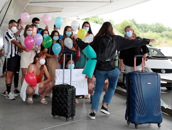 Una joven del programa Erasmus se abraza a su madre en presencia de un grupo de amigos en el aeropuerto de Bilbao. EFE/LUIS TEJIDO/Archivo
