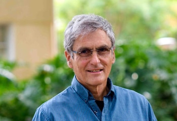 El Profesor Ehud Ahissar, junto