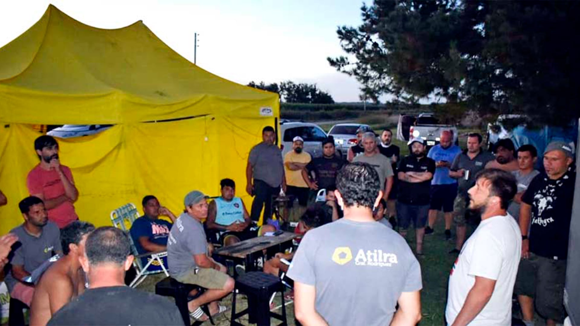 Guillermo Arregui (a la derecha, de remera blanca), en el bloqueo contra la pyme Lácteos Mayol