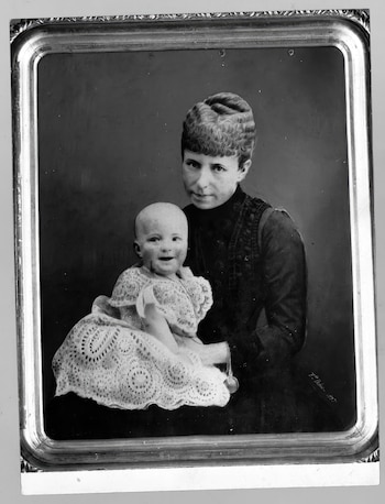 El 17 de mayo de 1886 nació Alfonso XIII. En la imagen, en brazos de su madre. 08/01/1886. (Grosby).