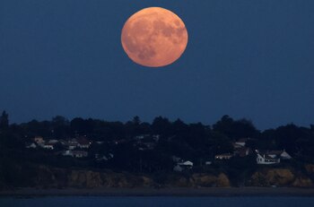 Superluna sobre el río Pornic,