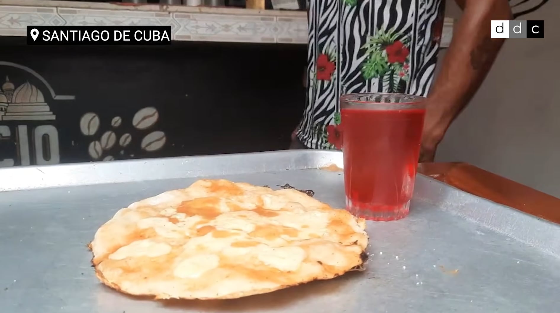 El elevado precio del saco de trigo y el disparo del dólar en el mercado informal asfixian a los pequeños elaboradores gastronómicos, obligándolos a subir tarifas para sostener sus locales frente al desabastecimiento. (Imagen retomada de Diario de Cuba)