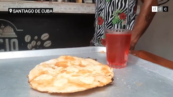 El elevado precio del saco de trigo y el disparo del dólar en el mercado informal asfixian a los pequeños elaboradores gastronómicos, obligándolos a subir tarifas para sostener sus locales frente al desabastecimiento. (Imagen retomada de Diario de Cuba)
