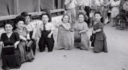 Los excéntricos Ovitz, la familia de talla baja que sufrió los experimentos de Mengele en el horror de Auschwitz