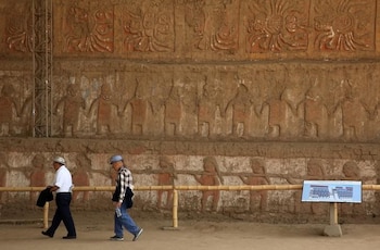 Turistas apreciando un mural del