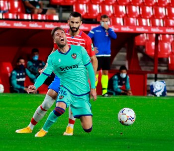 Maxime Gonalons (d) comete falta