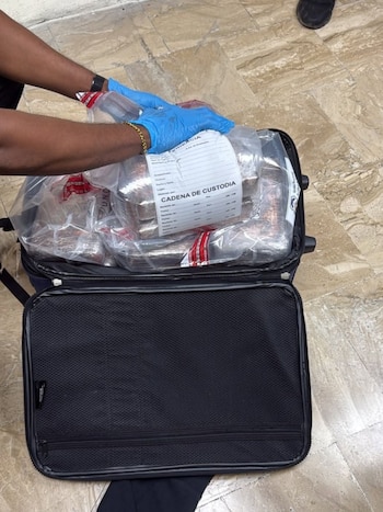 El joven de 21 años iba rumbo a Londres cuando una inspección con aval fiscal dejó al descubierto 14 envoltorios y abrió una pesquisa sobre posibles cómplices dentro del esquema (Foto cortesía DNCD)