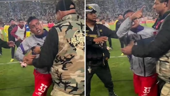 Christian Cueva protagonizó fuerte cruce con Jean Ferrari al final del partido entre Universitario y Cienciano.