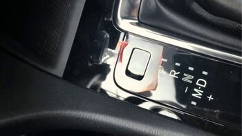 La ranura junto a la palanca de cambios permite desbloquear la transmisión en caso de fallo eléctrico, un detalle que muchos conductores pasan por alto - crédito Lincol Edinson/Youtube