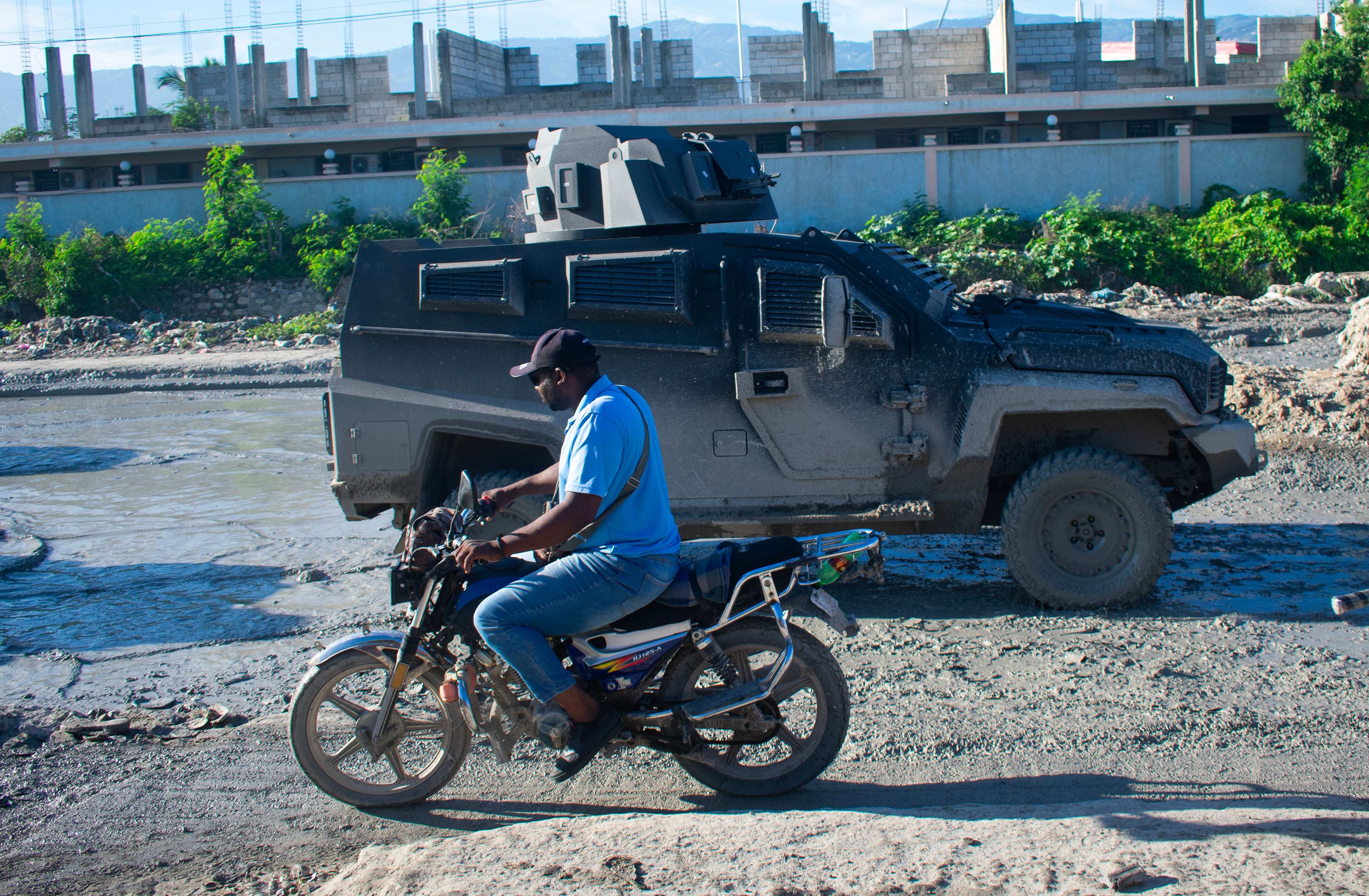 Un vehículo blindado de El Salvador patrulla una calle en Puerto Príncipe (Haití). La operación militar de El Salvador en Haití, con más de 2.000 soldados sobre el terreno para buscar a cuatro soldados desaparecidos. EFE/ Jonet St. Élois