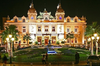 Desde la capital francesa de la Costa Azul es posible visitar Mónaco y Montecarlo en una sola jornada sin mudar de hotel.