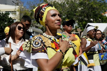 TEGUCIGALPA (HONDURAS), 12/04/2026.- Budari Palacios, Garífuna hondureña, reacciona durante la conmemoración de los 229 años de la llegada de su etnia al país este domingo, en Tegucigalpa (Honduras). Palacios volvió a Honduras tras 26 años para participar en una jornada con danzas y música tradicional que reivindicó la defensa de tierras ancestrales, más visibilidad cultural y espacios políticos para las comunidades afrodescendientes. EFE/ Sophia Amador
