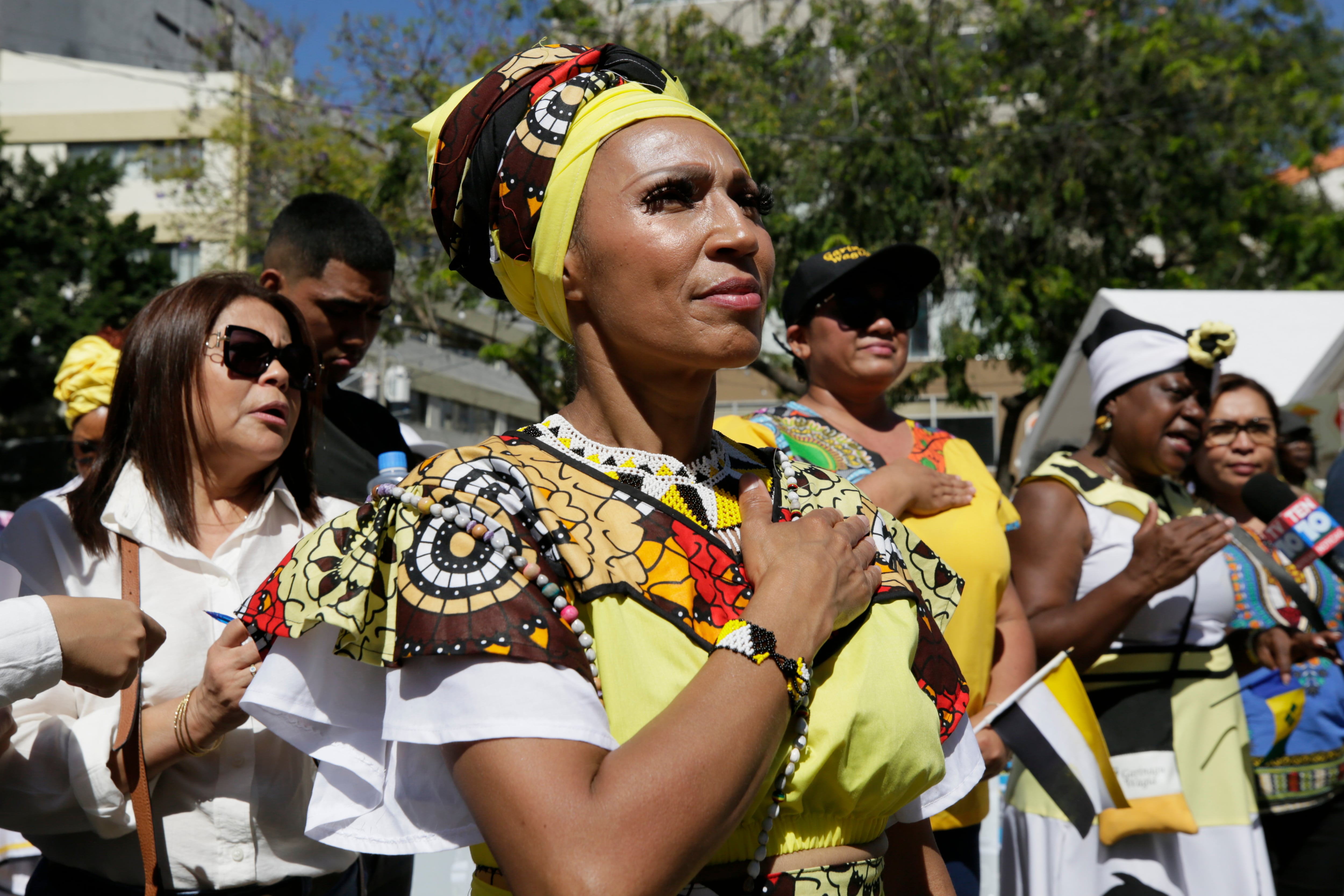 TEGUCIGALPA (HONDURAS), 12/04/2026.- Budari Palacios, Garífuna hondureña, reacciona durante la conmemoración de los 229 años de la llegada de su etnia al país este domingo, en Tegucigalpa (Honduras). Palacios volvió a Honduras tras 26 años para participar en una jornada con danzas y música tradicional que reivindicó la defensa de tierras ancestrales, más visibilidad cultural y espacios políticos para las comunidades afrodescendientes. EFE/ Sophia Amador
