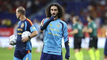 La reflexión de Cucurella sobre su infancia: “Mi madre se chupaba dos horas de coche para llevarme a entrenar y se quedaba allí tres horas pasando frío o calor”