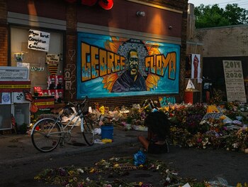 Un monumento improvisado a George