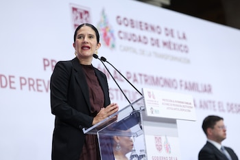 Bertha Alcalde durante su intervención en la conferencia contra el despojo. Crédito: FGJCDMX