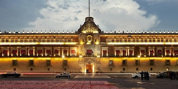 AMLO y su familia ocupan