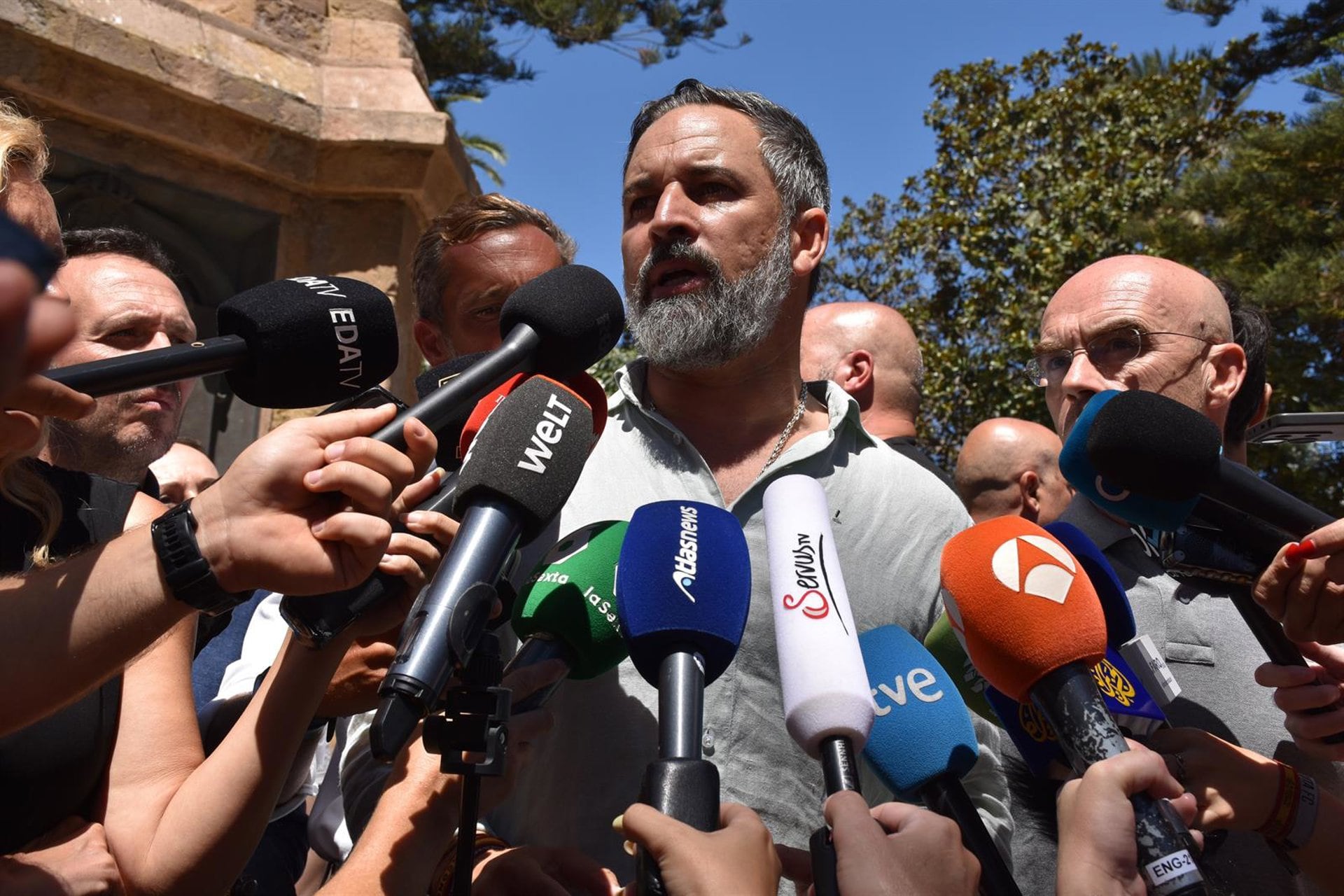 02/08/2026 El presidente de VOX, Santiago Abascal, atiende a los medios, en la plaza de África, a 2 de agosto de 2026, en Ceuta (España). El presidente de VOX se encuentra en Ceuta para abordar las consecuencias de la crisis migratoria.
POLITICA
Gabriela Sardá Núñez - Europa Press