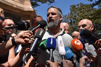 02/08/2026 El presidente de VOX, Santiago Abascal, atiende a los medios, en la plaza de África, a 2 de agosto de 2026, en Ceuta (España). El presidente de VOX se encuentra en Ceuta para abordar las consecuencias de la crisis migratoria.
POLITICA
Gabriela Sardá Núñez - Europa Press