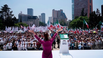 Siete ministros de la SCJN asisten a evento de Sheinbaum en el Monumento a la Revolución