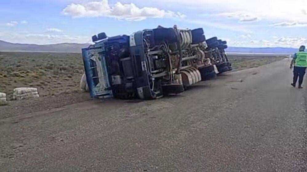 Un camión que transportaba lana perdió el control sobre la Ruta Nacional 25 debido a la calzada dañada (Foto: Diario Jornada)