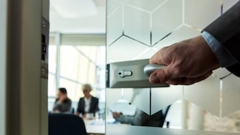 Las reuniones de trabajo se convierten en una nueva fuente de datos para la IA: ¿qué riesgos deben evaluar las empresas?