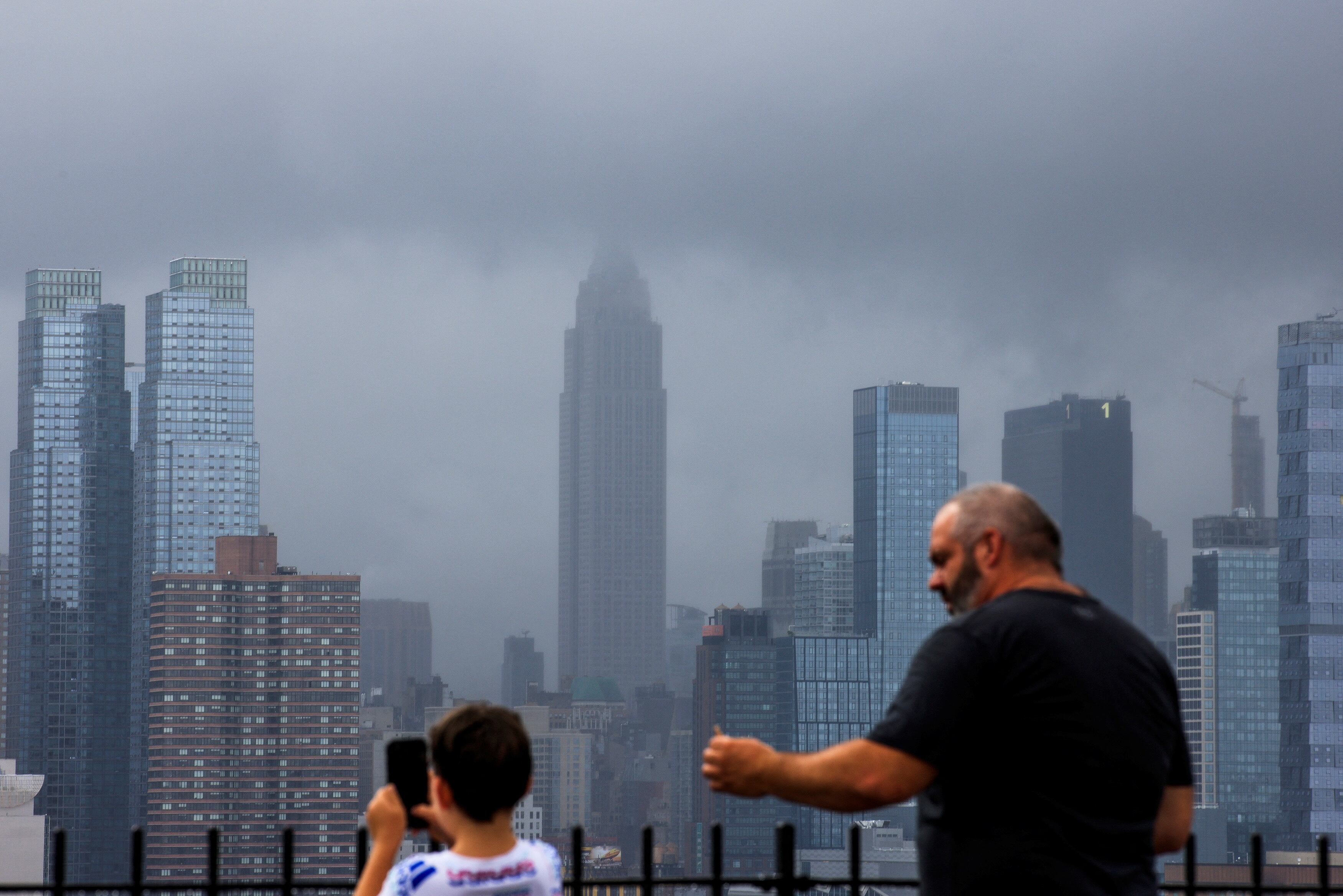 Niños, adultos mayores y personas con afecciones respiratorias enfrentan mayor riesgo durante la alerta. (REUTERS/Eduardo Munoz)