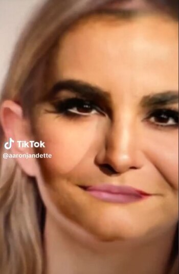 la actriz también tiene canciones