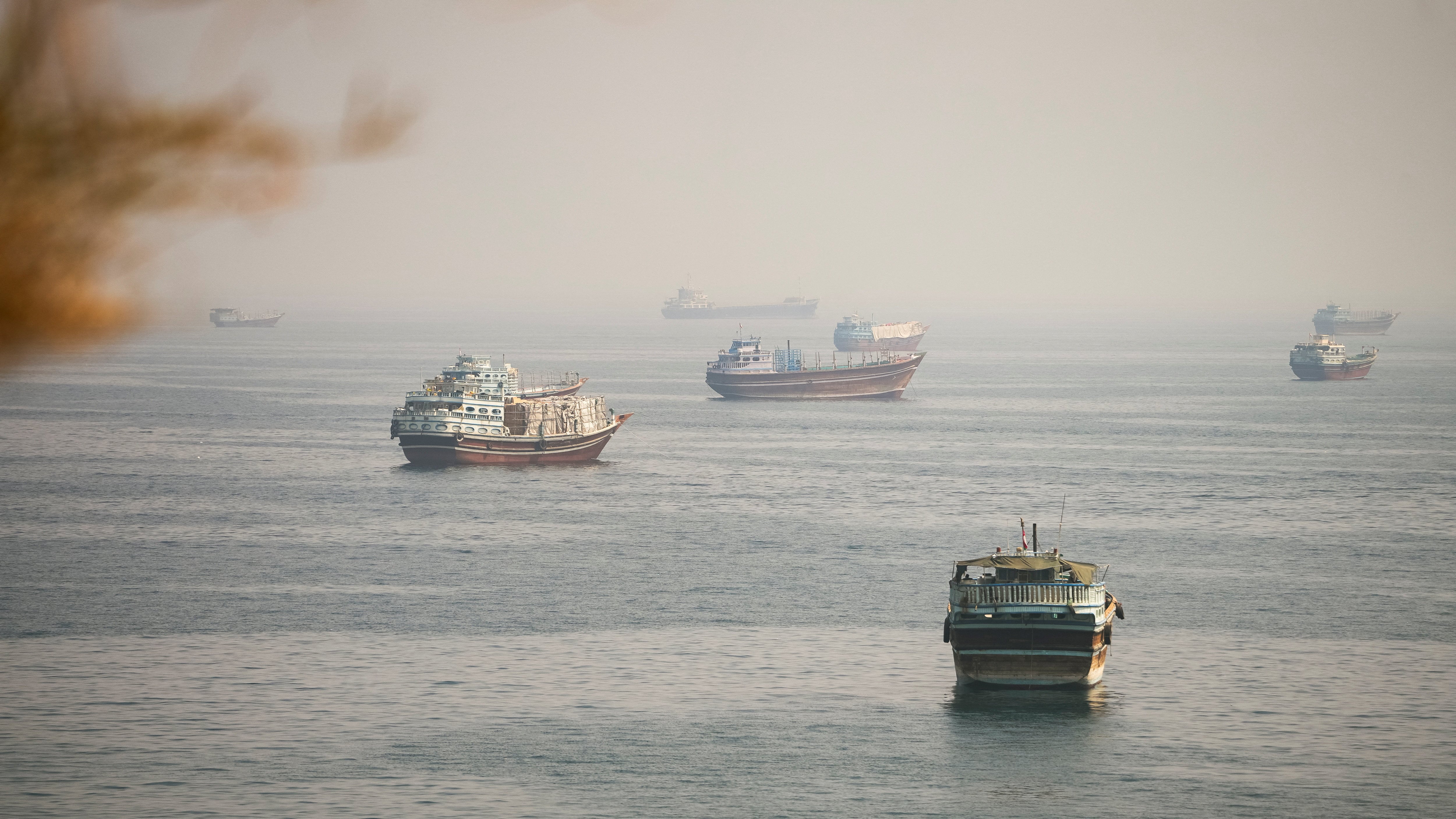 Barcos anclados en el estrecho de Ormuz vistos desde Musandam, Omán (REUTERS/Stringer)