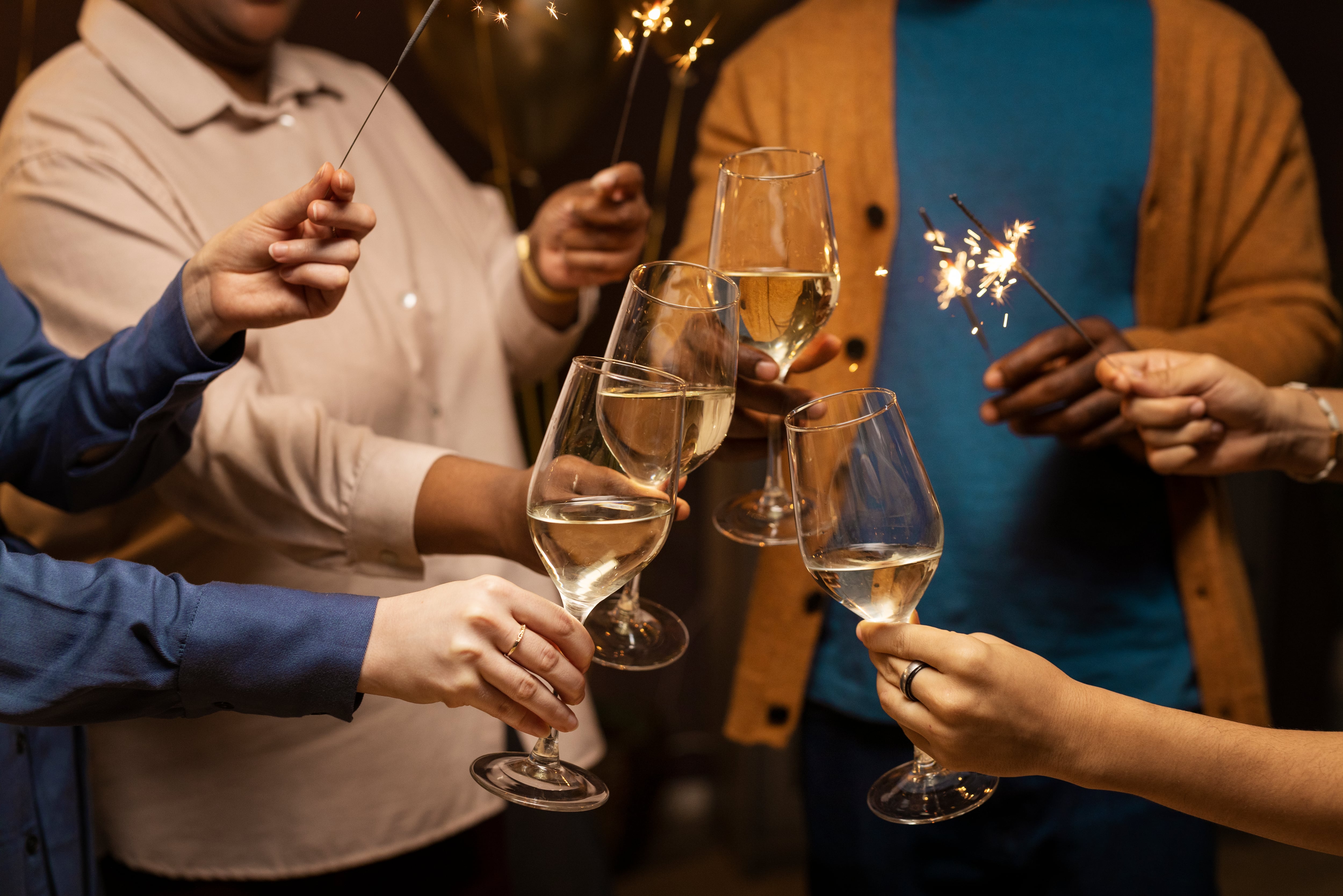 Un grupo de personas brindando con champán en Nochevieja (Freepik)