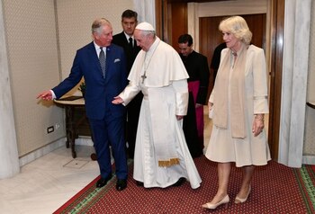 Carlos y Camila, junto al