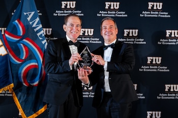 Antonio Huertas, CEO de Mapfre, junto al director fundador del Adam Smith Center, Carlos Díaz-Rosillo