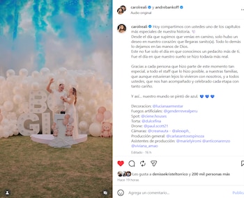 Carol Reali y André Bankoff frente a un efecto de humo azul que sale de una caja, con globos y letras decorativas que forman BOY GIRL