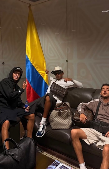 Foto de Lamine Yamal y sus dos mejores amigos junto a la bandera de Colombia - crédito Lamineyamal/Instagram