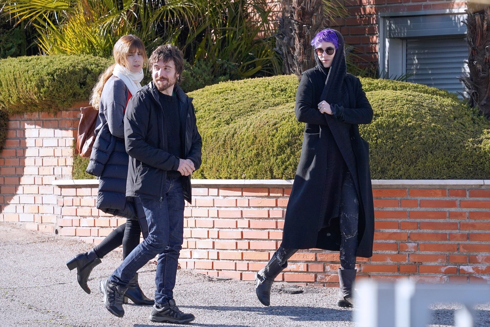 Las hijas de Joaquín Sabina le visitan en la clínica Ruber Internacional. (Ángel Díaz Briñas / Europa Press)