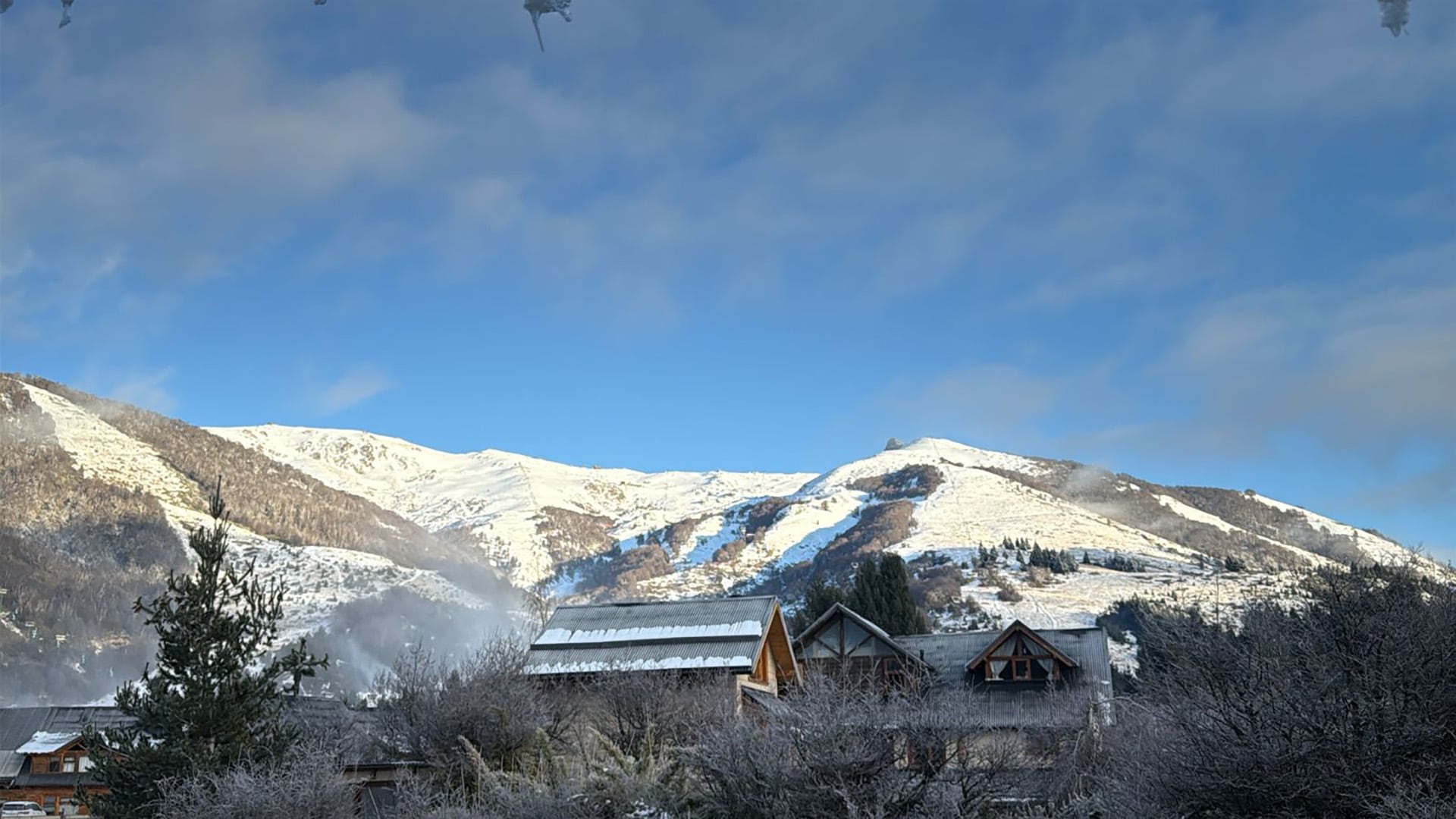 El SMN prevé nevadas persistentes, ráfagas de hasta 90 km/h y un nuevo ingreso de frío polar sobre el norte de la Patagonia