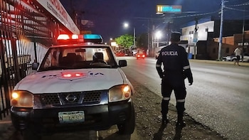 Tres policías antinarcóticos fueron arrestados tras ser sorprendidos exigiendo sobornos a automovilistas en El Salvador