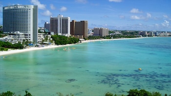 La isla de Guam es mundialmente conocida por sus paradisíacas playas. Ahora intenta recuperar el volumen turístico ofreciendo vacunas a los visitantes.